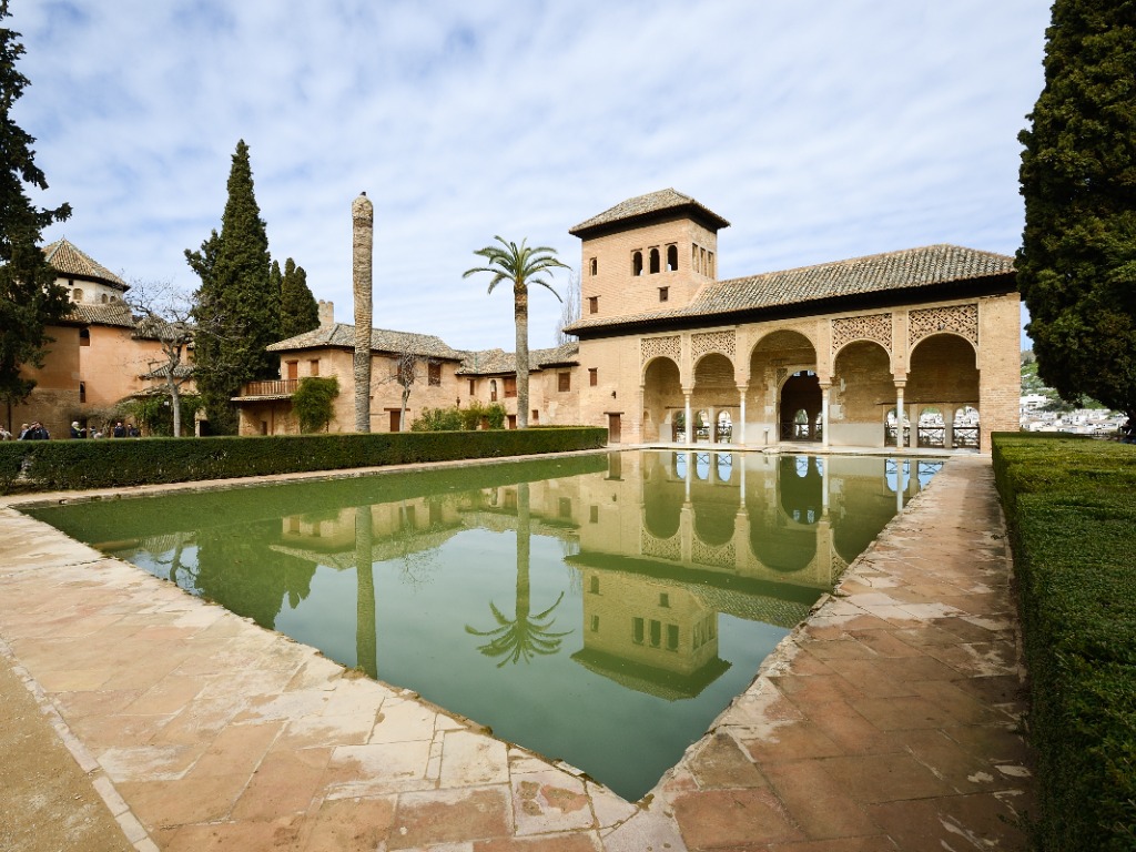 patio con fuentes en la alhambra 
